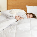 La couette 15 TOG Douce Nuit sur un lit, vue d'ensemble