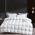 La couette Duvet d'Oie Douce Nuit installée sur un lit, vue d'ensemble