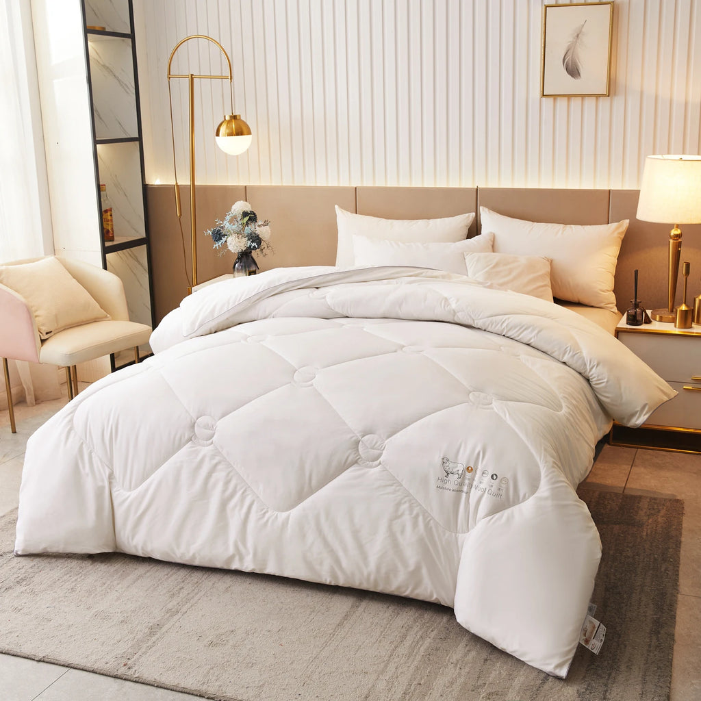 La couette Laine Douce Nuit installée sur un lit, vue d'ensemble