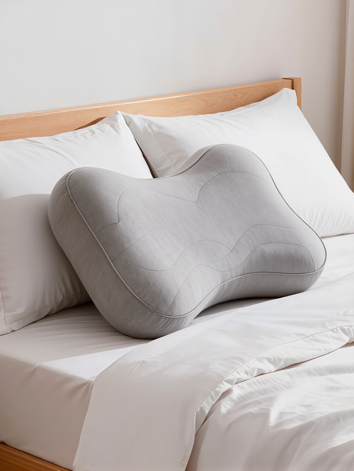 L'oreiller cervical Douce Nuit posé sur le lit, vue d'ensemble