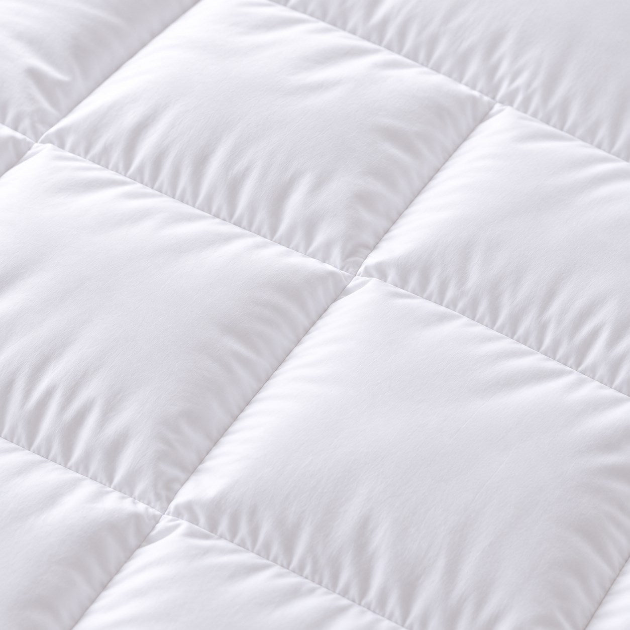 Gros plan sur le piquage en carreaux de la couette Douce Nuit